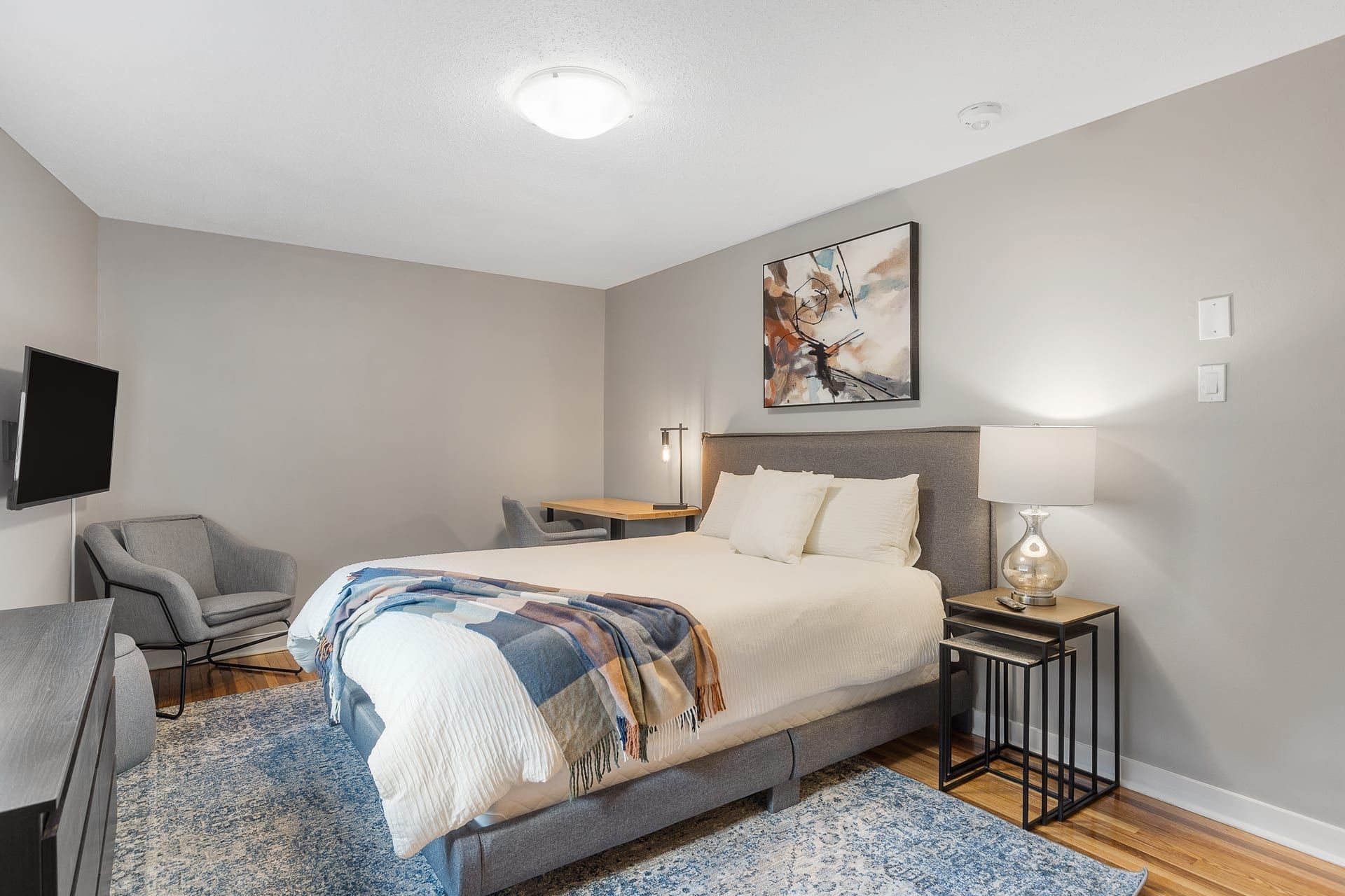 Woodroffe Towns: bedroom with a queen bed, armchair and desk under the window, furnished townhouse in Nepean, Ottawa