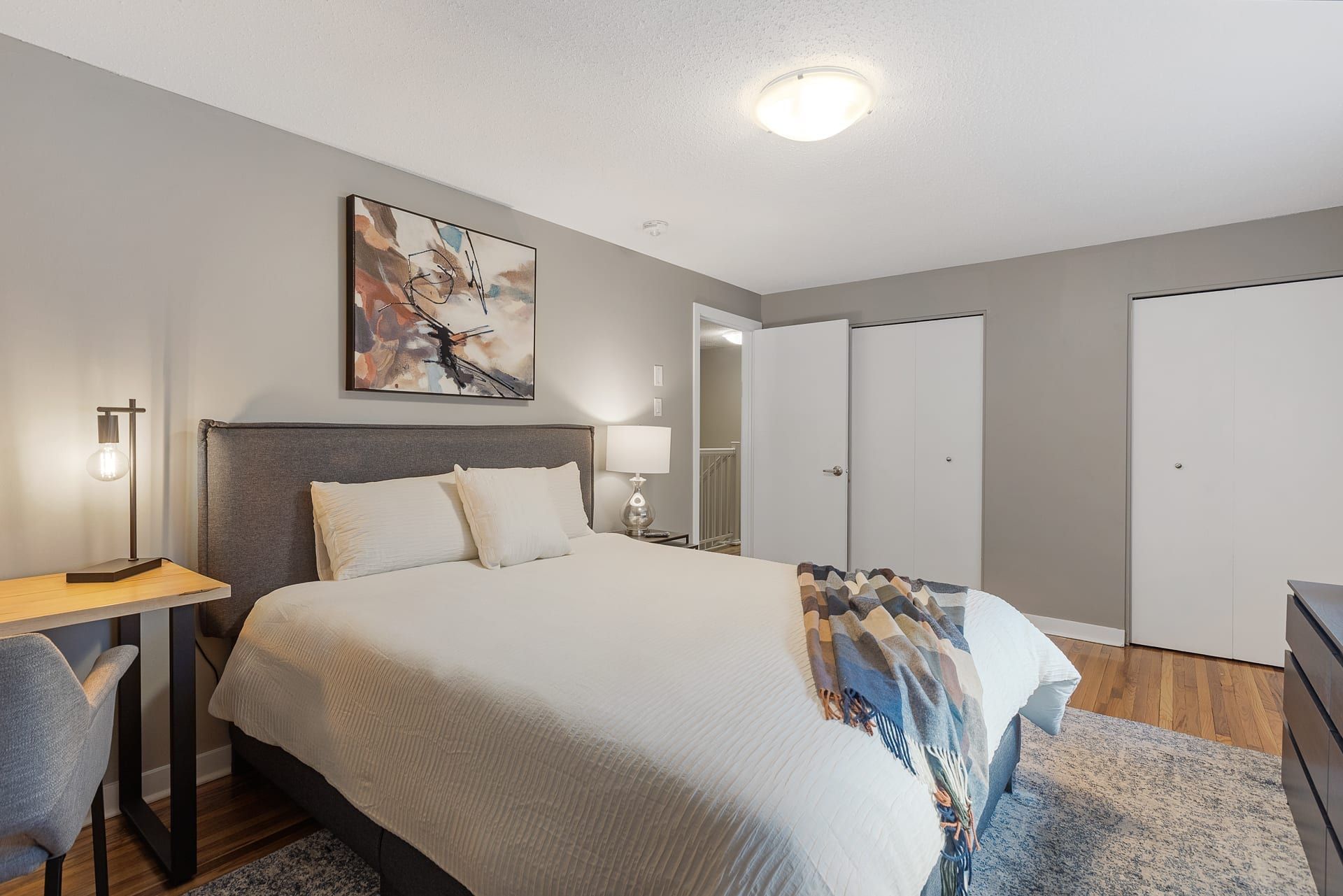 Woodroffe Towns: bedroom with two built-in closets and a desk, furnished townhouse in Nepean, Ottawa