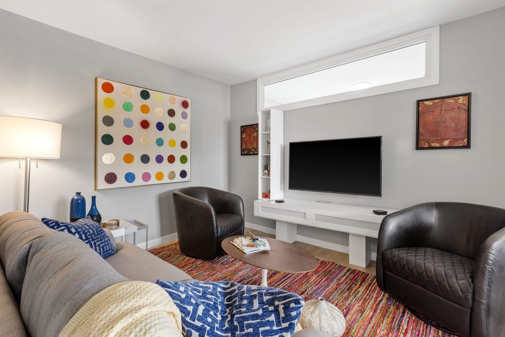 Woodroffe Towns: living room with swivel chairs and a clerestory window above, furnished townhouse in Nepean, Ottawa